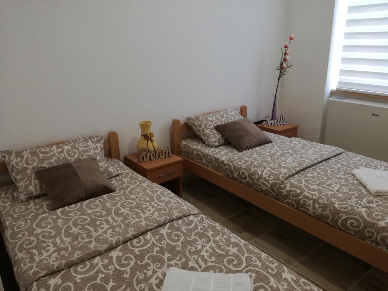 Apartmani Maja 兹雷尼亚宁 外观 照片